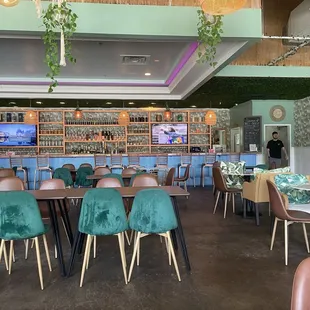 Dining area &amp; bar