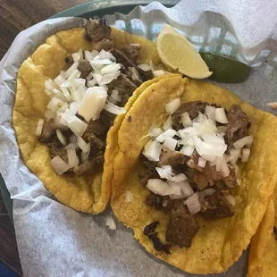 Asada and carnitas taco without cilantro.