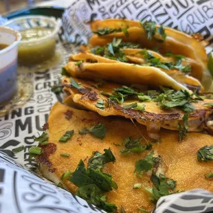 Quesabirrias con Consumé