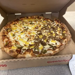 Pizza 1/2 pineapple and jalapeño and other 1/2 w sausage