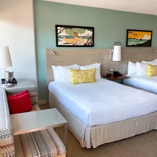 2 Queens, seating area and mini fridge