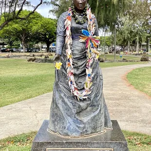 Queen Kapiolani adorned with a paper crane lei