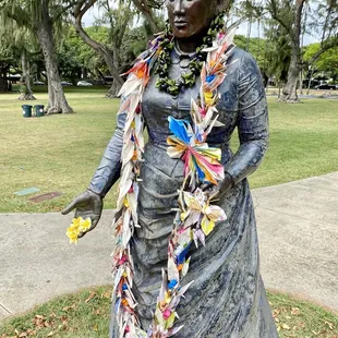 Queen Kapiolani adorned with a paper crane lei