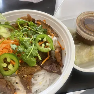 Pork vermicelli and spring rolls with chicken