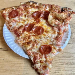 Pepperoni pizza slice