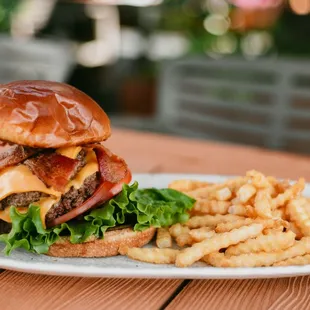 Waygu Burger
 1/2 Pound Patty, Kiawai Smoked Bacon, American Cheese, Maui Onion Jam, Lettuce, Tomato, Toasted Brioche
