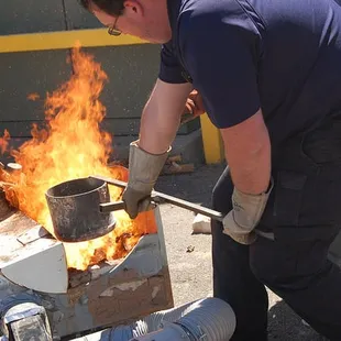Friends of Quelab, M-lab melting Aluminum at our Open Hackerspace Day event.