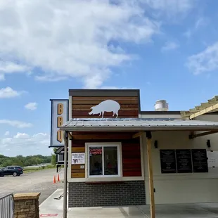 the outside of the restaurant