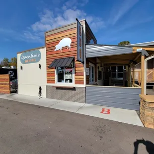 the outside of the restaurant