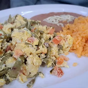 Nogales con huevos (cactus and eggs)