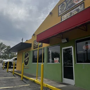 the outside of a restaurant