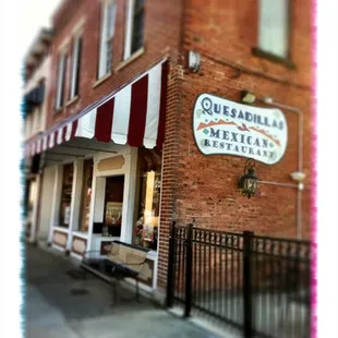the outside of a restaurant