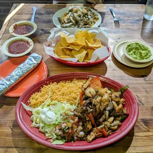 Lunch Specials (top: New Mexico Feast; bottom: Texas Fajitas) plus a small side of Homemade Guacamoles. All very very good!