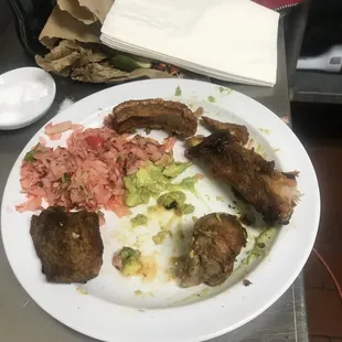 Chicharrón, picado de rábano y aguacate