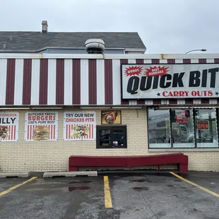 the outside of a fast food restaurant