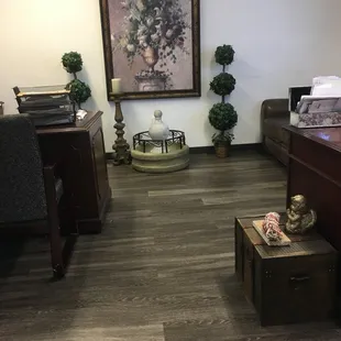 Enjoy our Beautiful Office! Leather Couch and Elite Services, Only for those who Prefer to NOT WAIT IN LINE!