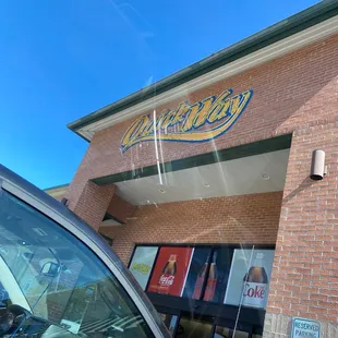 the entrance to a fast food restaurant