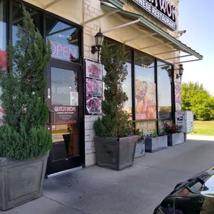 the outside of a restaurant