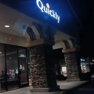 the outside of a fast food restaurant