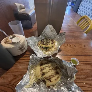 Pollo Guisado Arepas