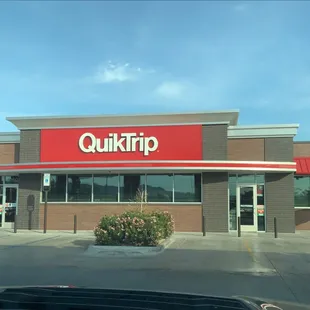 the exterior of a fast food restaurant