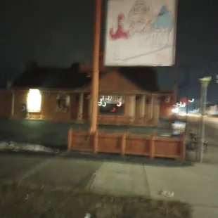 An abandoned chicken restaurant. This former Quincy AKA Pinky&apos;s AKA Chicken Louis failed again