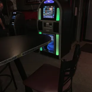 ows a slot machine at a bar