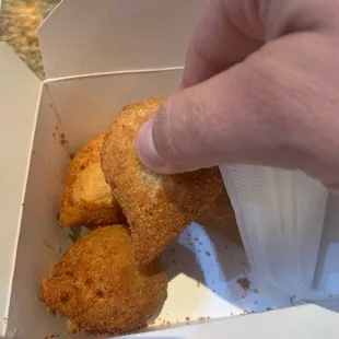 Coxinha de frango deliciosas e os papéis são uma delícia também