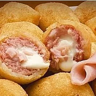 Pizza Balls - Deep fried pastry crunchy on the outside and a moist and flavorsome filling of mozzarella cheese and Ham in the inside.