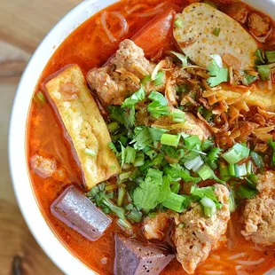 Crab and shrimp vermicelli soup, with tomatoes and pork blood