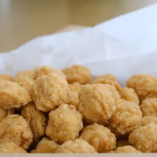 a box of fried chicken nuggies