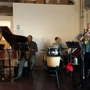 For an enjoyable Saturday evening of Fine Jazz, smooth wine and a foggy view of San Francisco Bay,  this can&apos;t be beat!