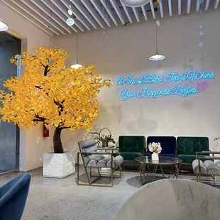 Cute and luxurious interior! The tree is ready for fall!!