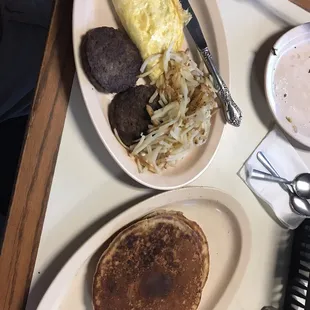 a plate of breakfast food