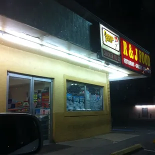 the front of a restaurant at night