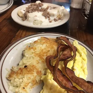 eggs, hash browns and bacon