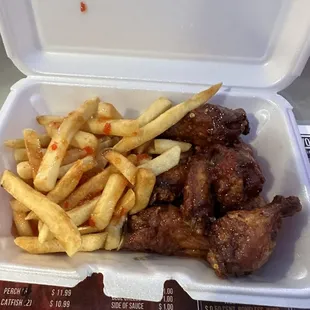 Lunch special chili 6 Pieces Traditional Wings and Fries