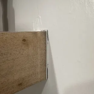 Separating bathroom shelf