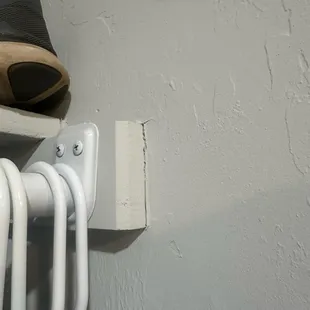 Separating closet shelf