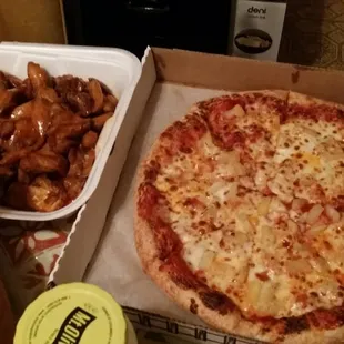 Boneless wings and medium pineapple pizza