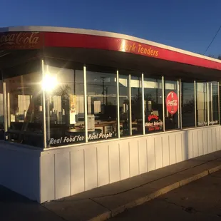 the exterior of a fast food restaurant