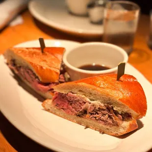 a roast beef sandwich on a plate