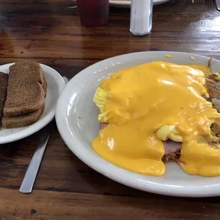 Cheddar cheeses skillet with rye toast