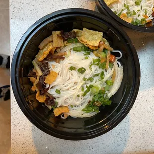 wo bowls of noodles on a table