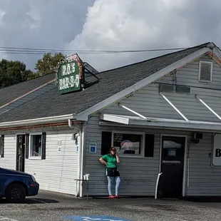 Car service at R O &apos;s Bar-B-Que, Gastonia