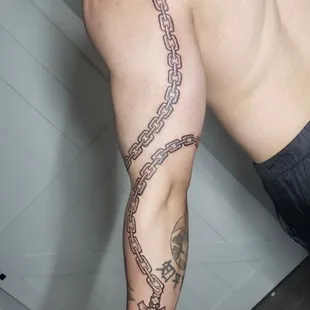 Chain tattoo by Cynthia