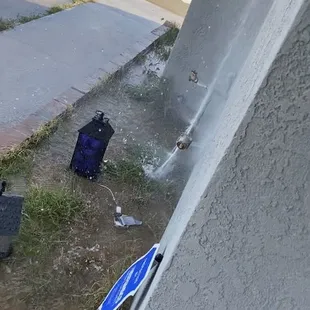 Frozen pipe bursting with multiple cracks