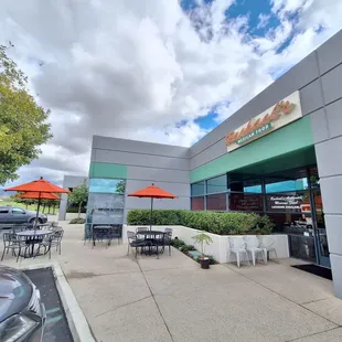 the outside of the restaurant