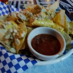 Nachos with nachos cheese and chicken.