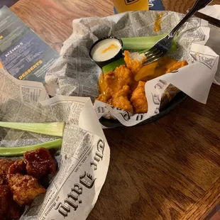 food, chicken wings and fried chicken